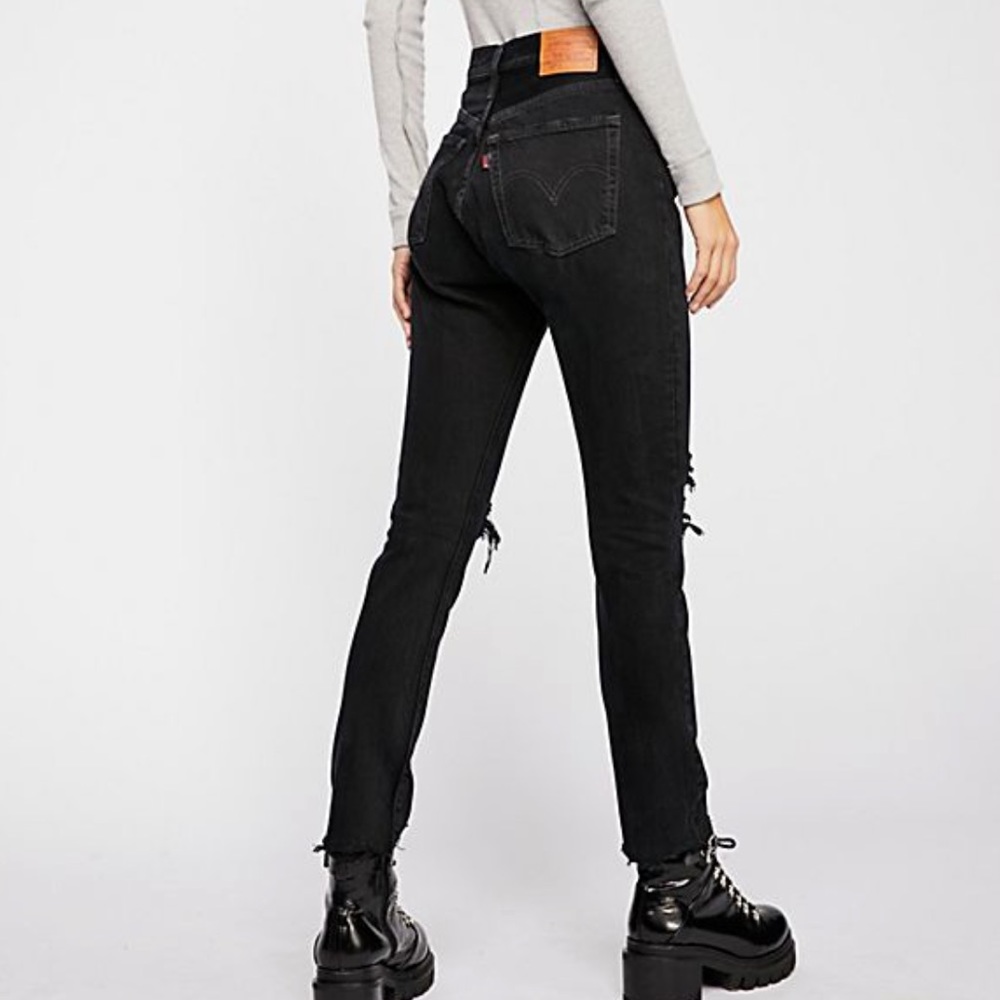 BRAND NEW🖤 Levi’s Wedgie Mom Ripped Jeans.